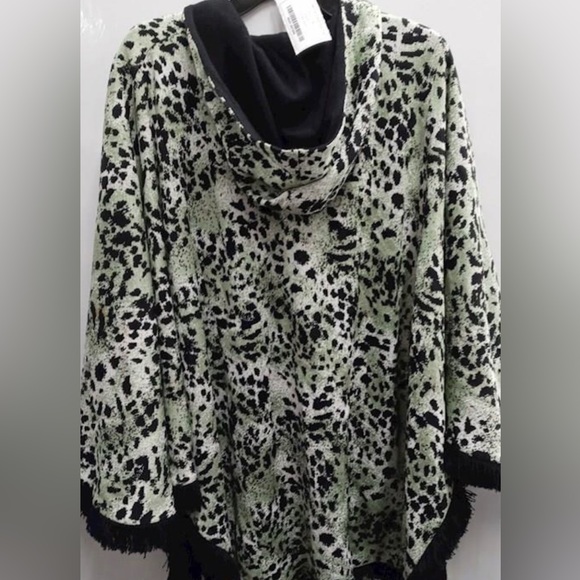 St. John Knit cape - Picture 2 of 3